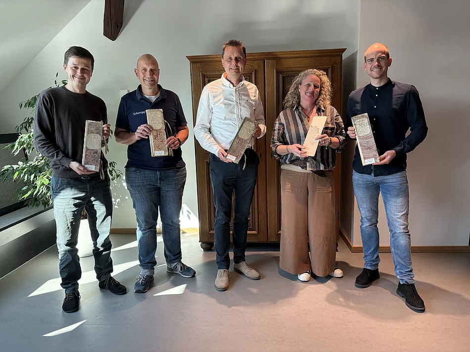 Von links nach rechts: C. Günthner (Geschäftsleiter), N. Schempp (Restaurator), T. Roppelt (1. Bürgermeister), B. Spies (Archivarin) und S. Kühl (Archivar) halten repräsentativ fünf restaurierte Rechnungen in den Händen.
