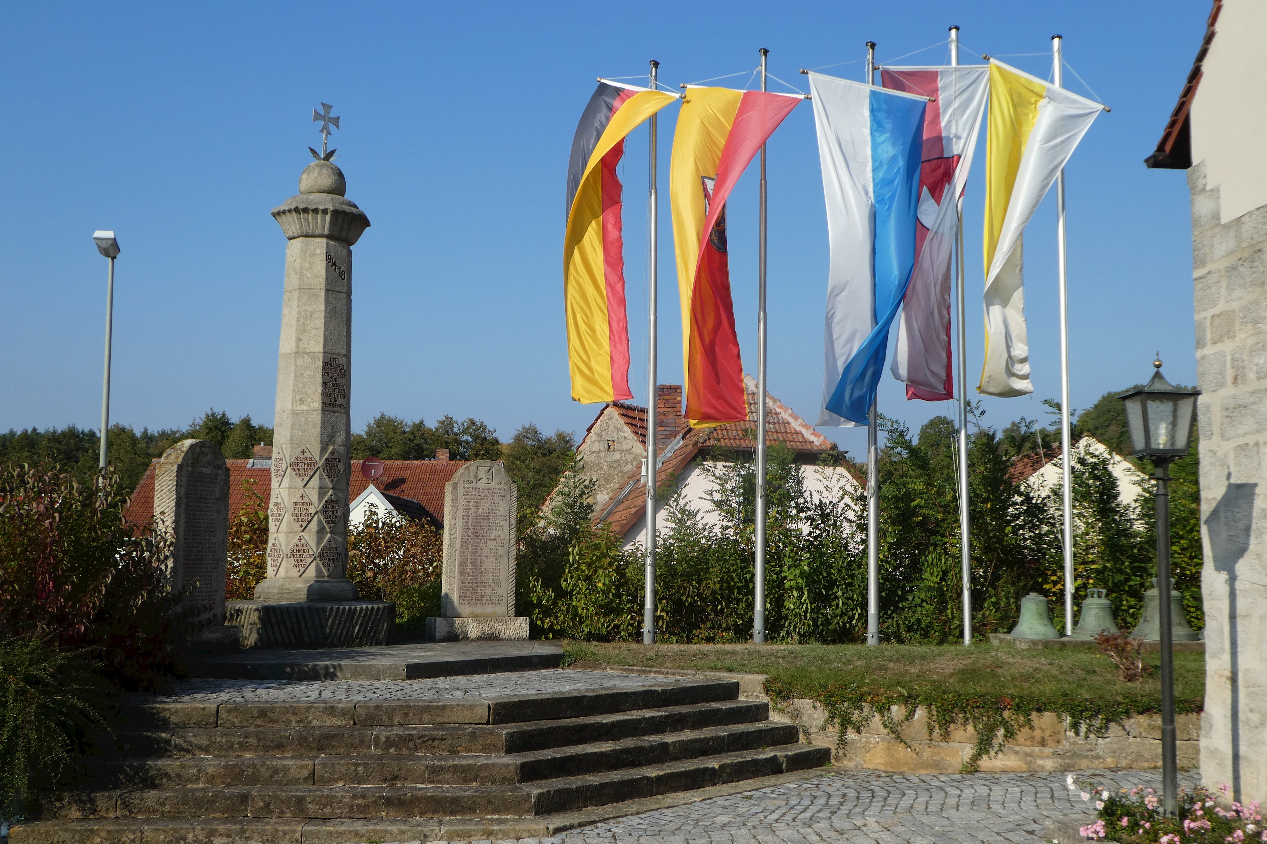 Gerach Kriegerdenkmal mit Fahnen.JPG