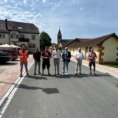 Landrat Johann Kalb und Tobias Roppelt, 1. Bürgermeister Stadt Baunach, geben die Kreisstraße BA 37 offiziell für den Verkehr frei. © Landratsamt Bamberg/Bartl