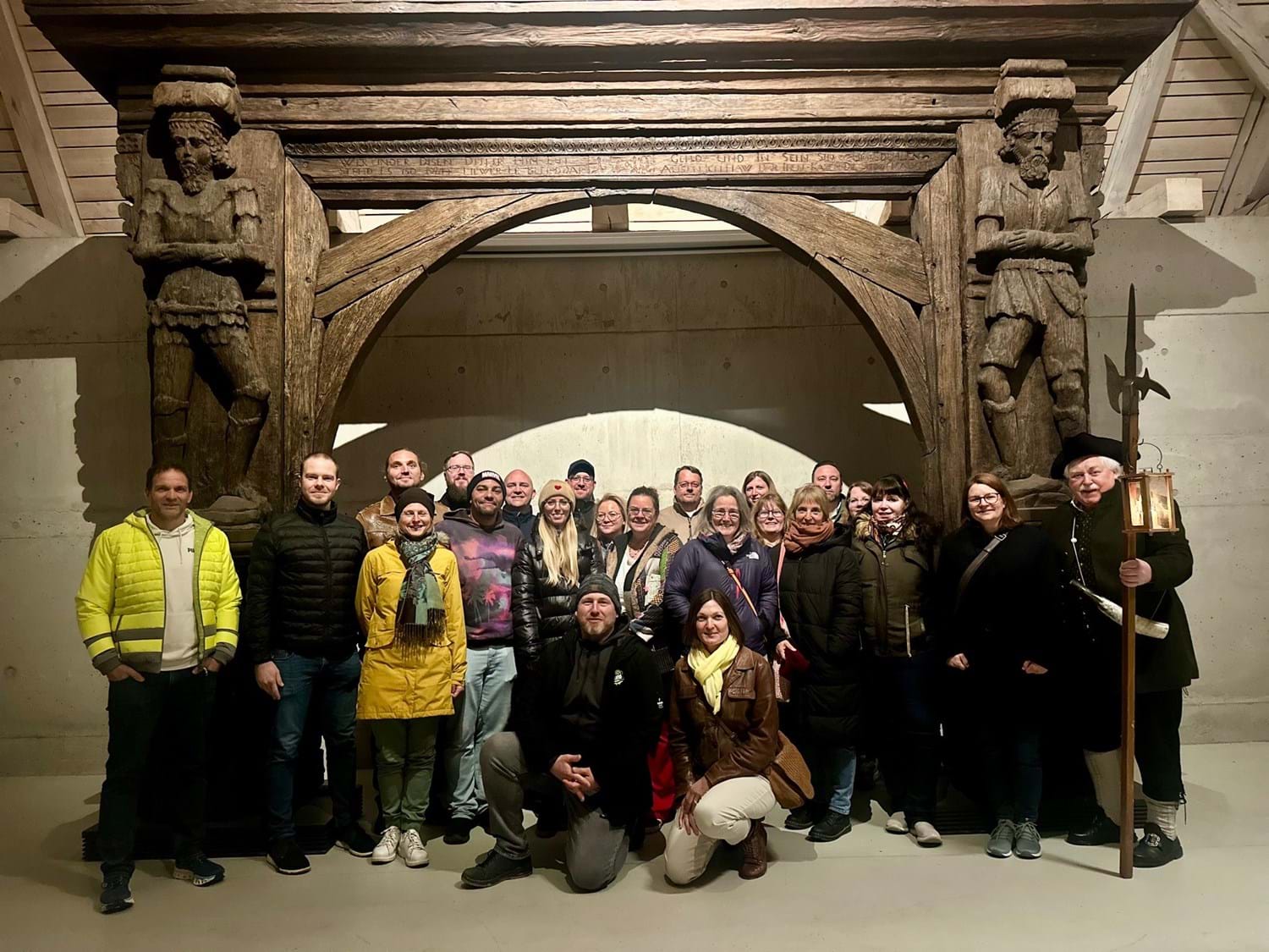 Gruppenbild bei den „Hölzernen Männern“ in der Zehntscheune Baunach