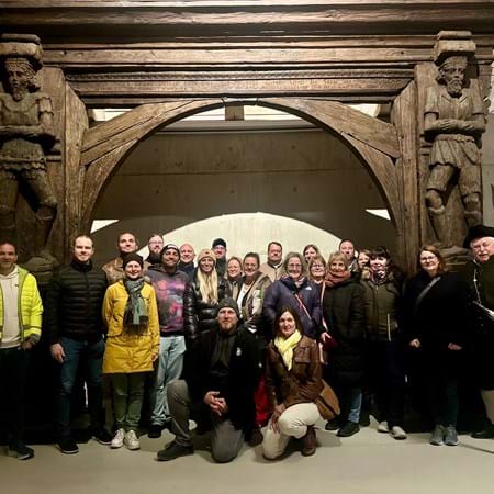 Gruppenbild bei den „Hölzernen Männern“ in der Zehntscheune Baunach