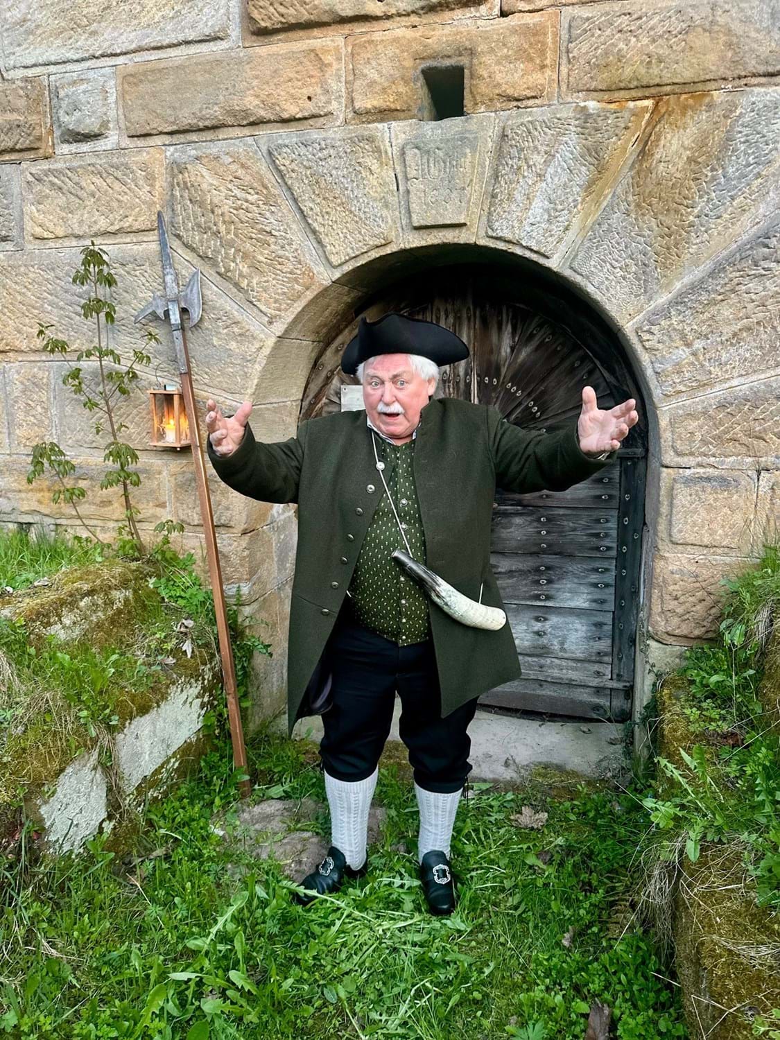 Nachtwächter, Reinhold Schweda vor einem historischen Felsenkeller