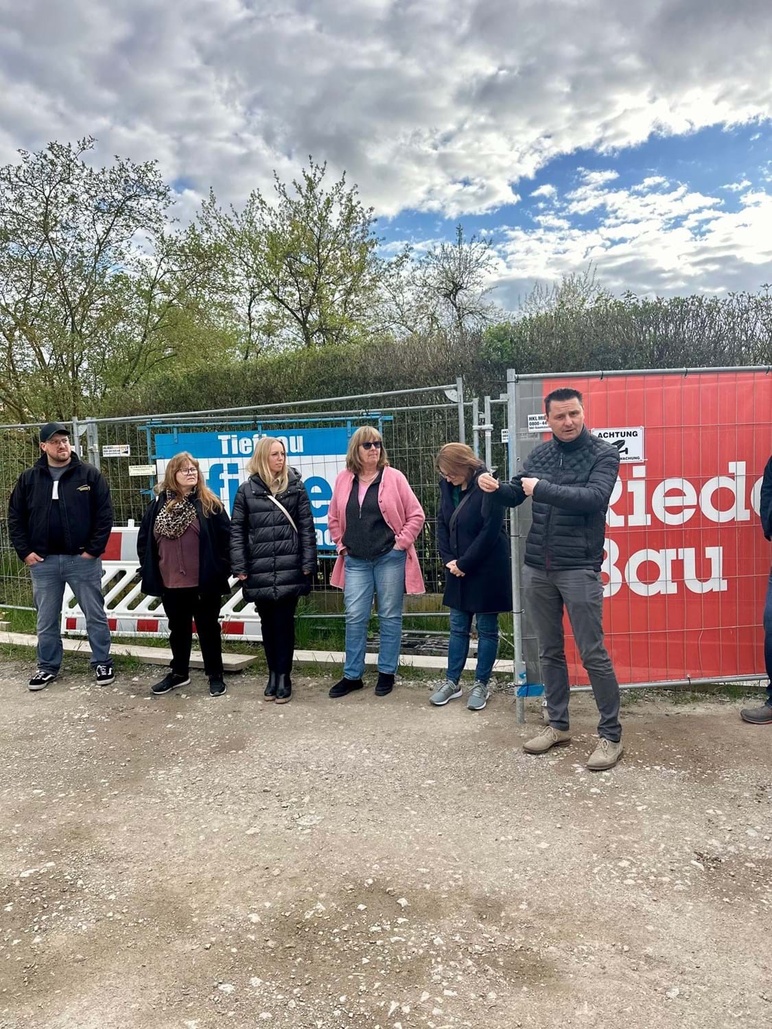 Bürgermeister Tobias Roppelt bei der Baustellenführung der Mehrfachturnhalle